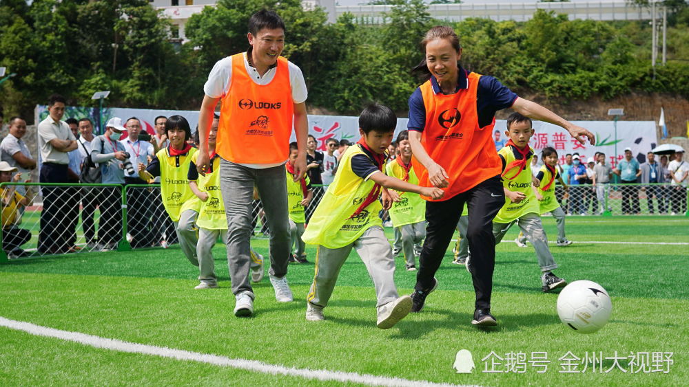  曼城社区公益项目启动，球员化身志愿者获赞